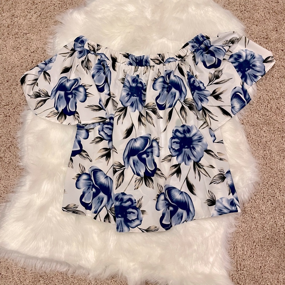 Off the shoulder Boutique Blue Roses top